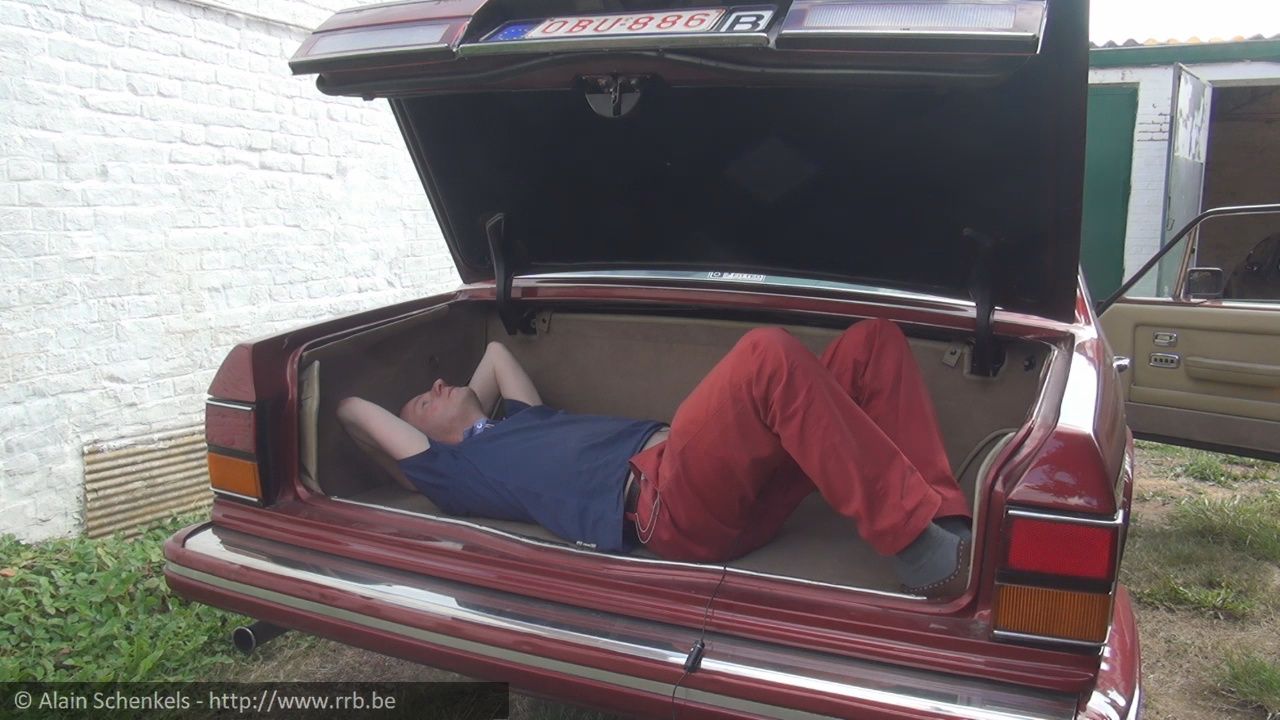 Humour : Se reposer dans le coffre de sa Rolls-Royce :-)