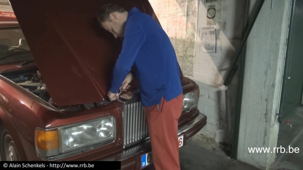 3-9-1024x576 Calandre et Flying Lady, son fonctionnement, comment retirer calandre et mascotte