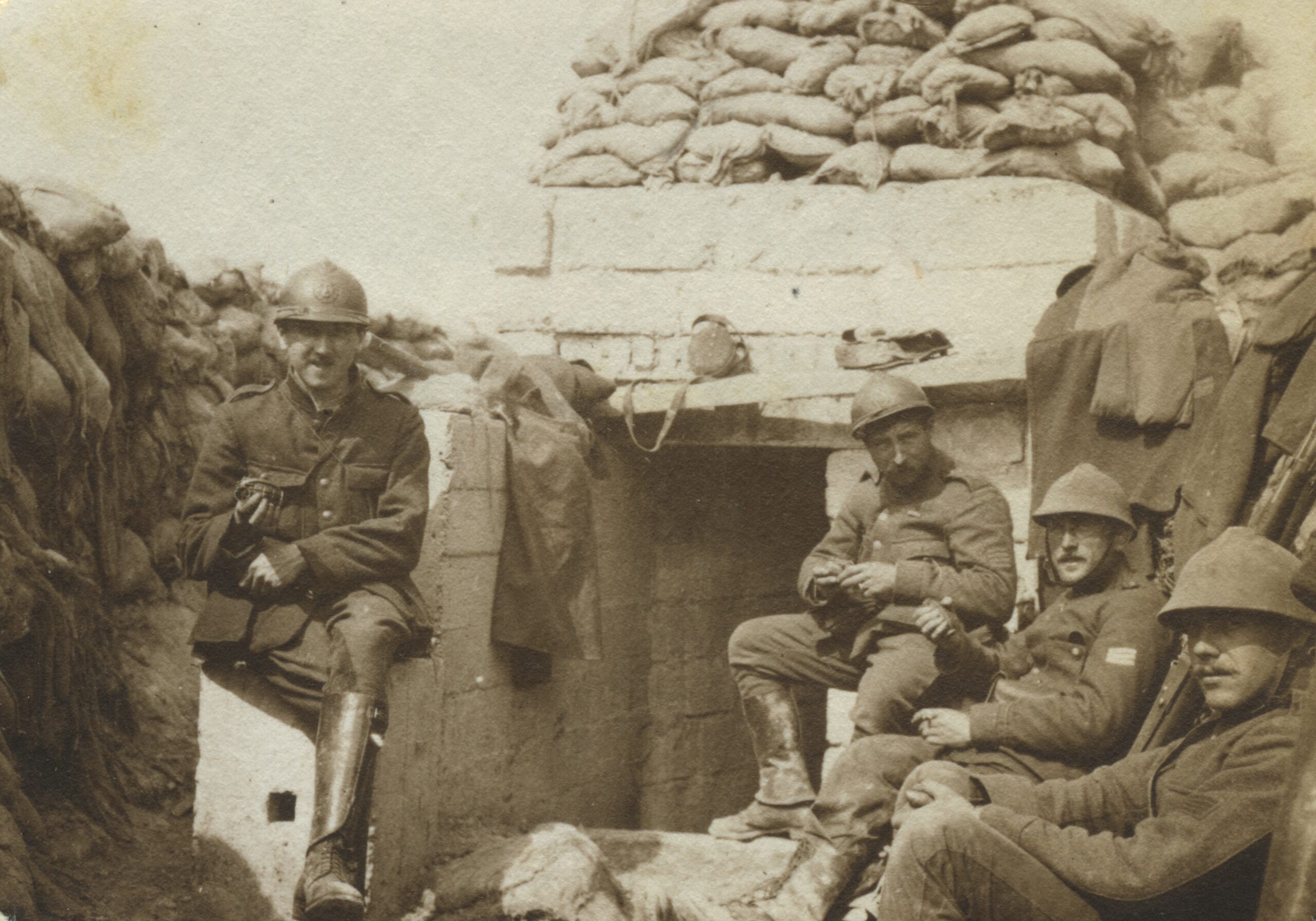 En garde dans la marche de la mort, vers 1917