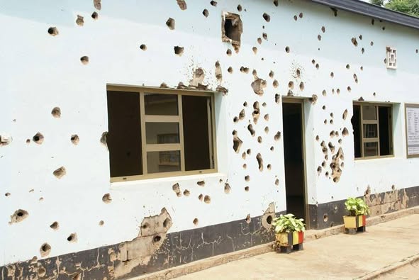 Le-7-avril-1994-10-de-nos-soldats-sont-tortures-et-executes-a-Kigali-et-800-000-personnes-sont-tuees-2 Le 7 avril 1994, 10 de nos soldats sont torturés et exécutés à Kigali et 800 000 personnes sont tuées (Alain Schenkels)