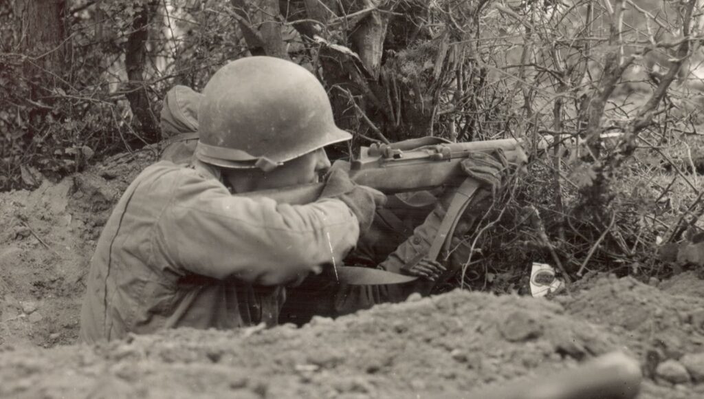 Soldat qui tire avec un fusil