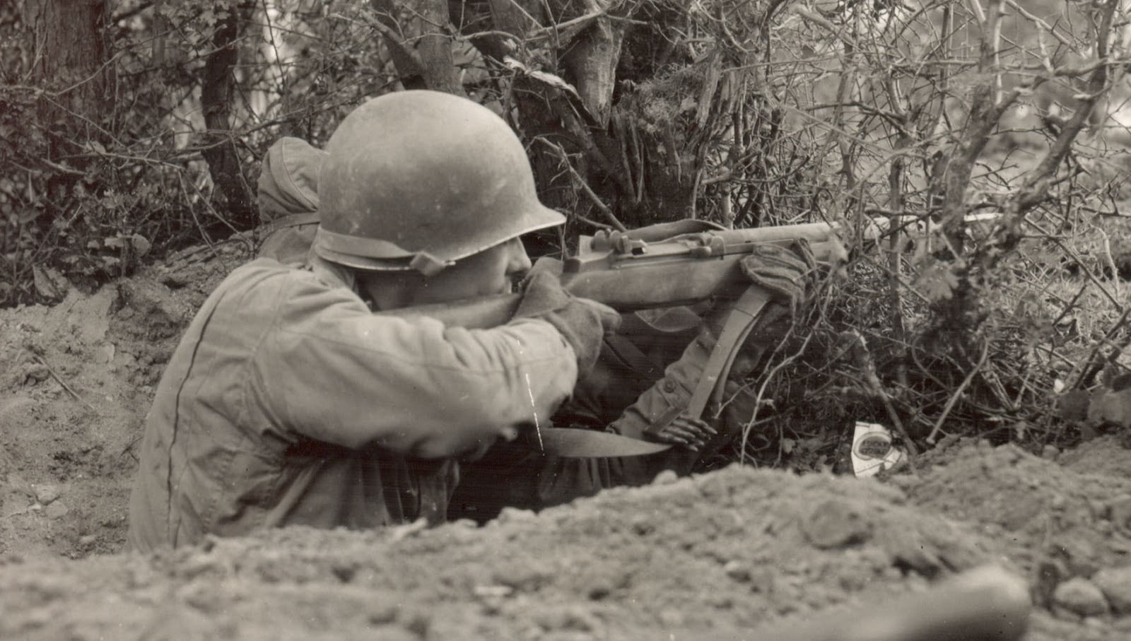 Soldat qui tire avec un fusil