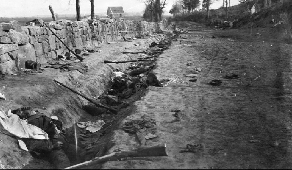 soldats-confederes-tues-le-long-dune-tranchee-1024x597 Guerre de Sécession 1861-1865