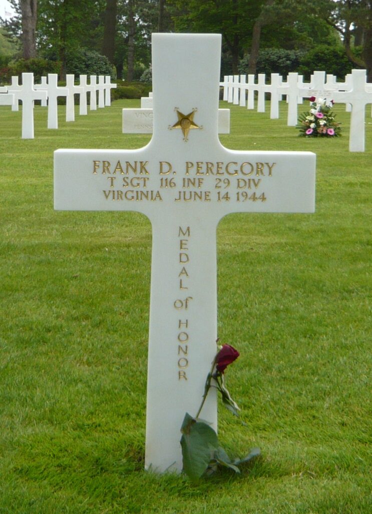 Tombe-de-Frank-D-Peregory-sergent-chef-tue-le-14-juin-1944-743x1024 Du sacrifice à la gloire : le sergent-chef Peregory tué après son exploit contre les nazis