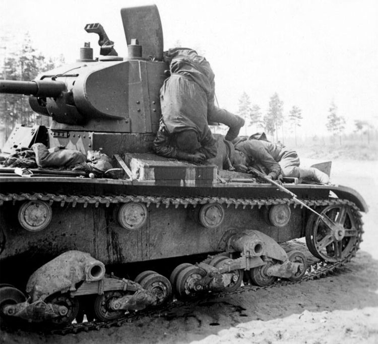 1941-Kiev-Laneantissement-dun-equipage-de-char-russe-par-une-mitrailleuse-allemande 1941, Kiev : L'anéantissement d'un équipage de char russe par une mitrailleuse allemande