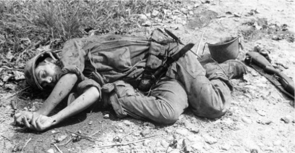 American-tue-par-des-tirs-de-mortier-ile-de-Leyte-Philippines-31-Octobre-1944-1024x532 Des mises en scène macabres pour la propagande
