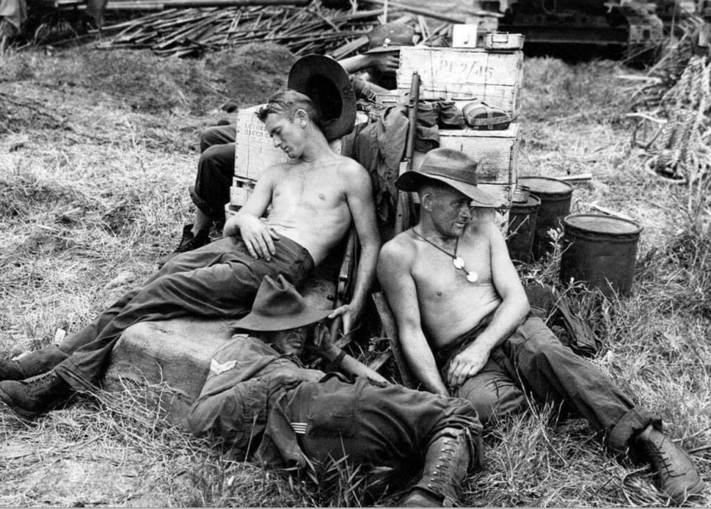 Des-fantassins-de-larmee-australienne-se-reposent-en-juin-1945-pendant-la-campagne-de-Borneo-1024x734 Des fantassins de l'armée australienne se reposent en juin 1945 pendant la campagne de Bornéo