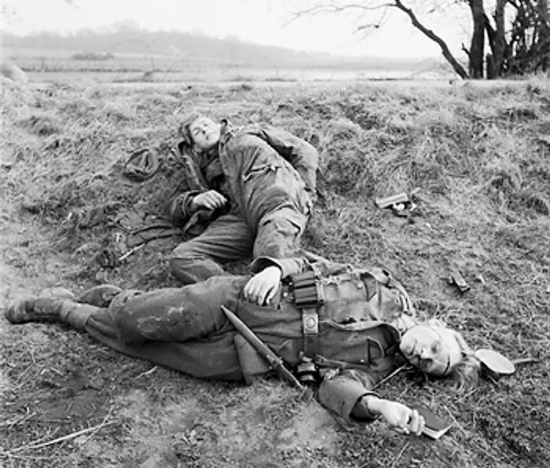 Deux-jeunes-soldats-allemands-un-mort-et-un-blesse Un jeune soldat allemand déguisé en civil, la tragédie des Jeunesses hitlériennes