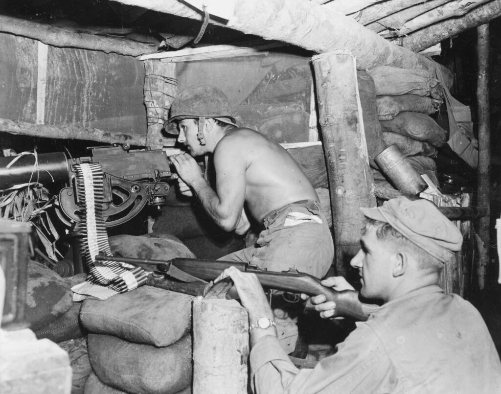 Deux-soldats-de-la-compagnie-E-145e-regiment-dinfanterie-attaquent-des-soldats-japonais-1024x805 Deux soldats de la compagnie E, 145e régiment d'infanterie, attaquent des soldats japonais