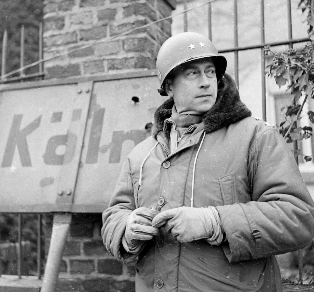 General-de-division-Americain-Maurice-Rose-tue-au-combat-en-Allemagne-le-30-mars-1945-1024x953 Général de division Américain Maurice Rose, tué au combat en Allemagne le 30 mars 1945 à l'âge de 49 ans