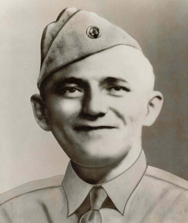 Grievement-blesse-ce-sergent-Americain-trouve-la-force-de-combattre-et-elimine-11-Allemands-avant-de-mourir Grièvement blessé, le sergent-chef George Peterson élimine 11 allemands avant de mourir, à l'âge de 32 ans