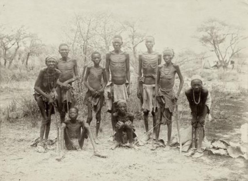 Hereos-rescapes-apres-avoir-fui-a-travers-laride-desert-dOmaheke-vers-1907-domaine-public Le génocide des Héréros et des Namas : la première extermination du XXe siècle