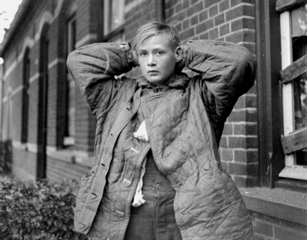 Jeune-prisonnier-allemand-jeunesses-hiltleriennes-capture-a-Venray-Pays-Bas-1944-1024x802 Un jeune soldat allemand déguisé en civil, la tragédie des Jeunesses hitlériennes