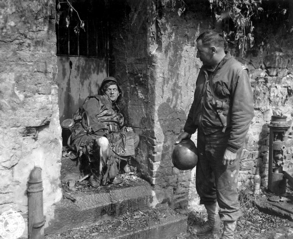 Le-Capitaine-Americain-Earl-K-Topley-perd-4-de-ses-hommes-le-27-juin-1944-a-Cherbourg-1024x837 Le Capitaine Américain Earl K Topley perd 4 de ses hommes tués le 27 juin 1944 à Cherbourg