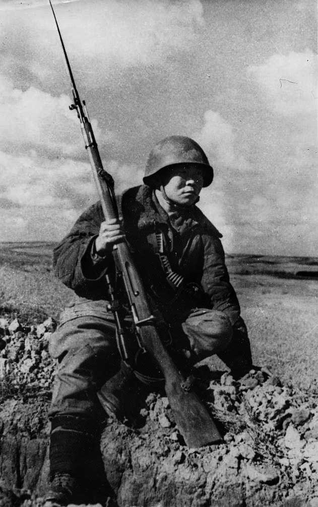 Maksim-PASSAR-heros-de-la-Federation-de-Russie-le-sniper-qui-elimina-237-nazis-en-6-mois-2 Maksim PASSAR, le tireur soviétique de 19 ans qui élimina 237 soldats nazis en 6 mois avant d'être abattu