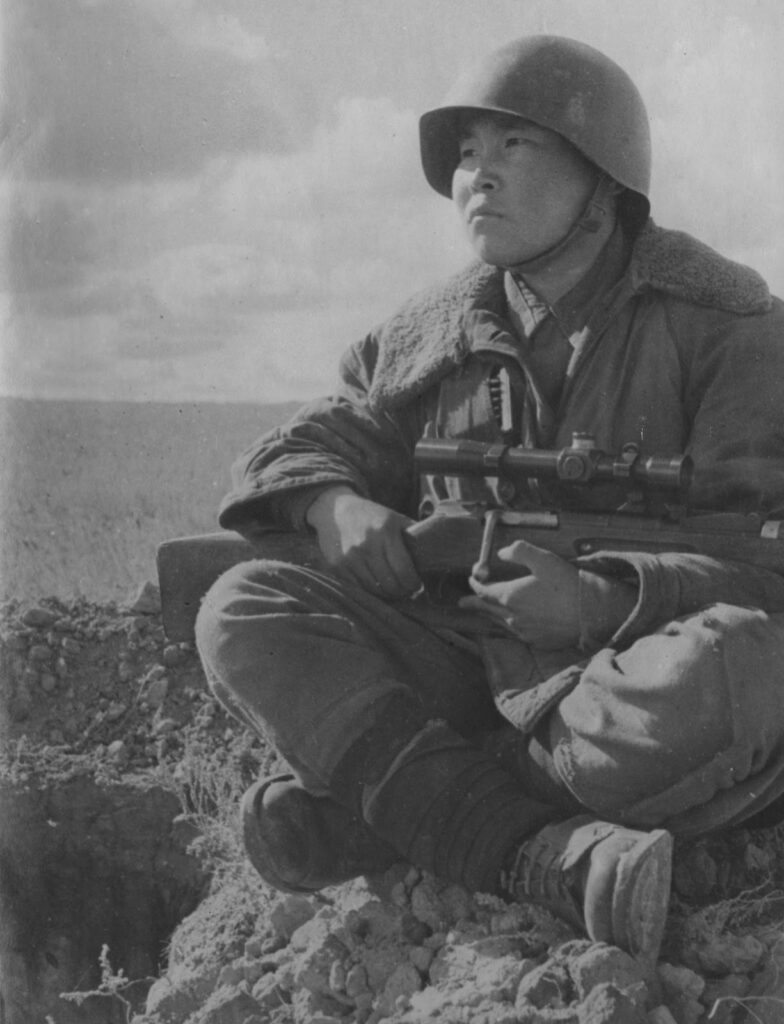 Maksim-PASSAR-heros-de-la-Federation-de-Russie-le-sniper-qui-elimina-237-nazis-en-6-mois-784x1024 Maksim PASSAR, le tireur soviétique de 19 ans qui élimina 237 soldats nazis en 6 mois avant d'être abattu