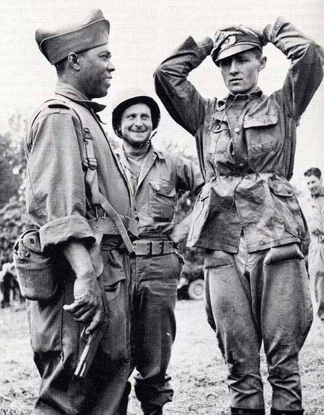 Officier-allemand-capture-par-les-troupes-coloniales-francaises-en-1944 Officier allemand capturé par les troupes coloniales françaises en 1944
