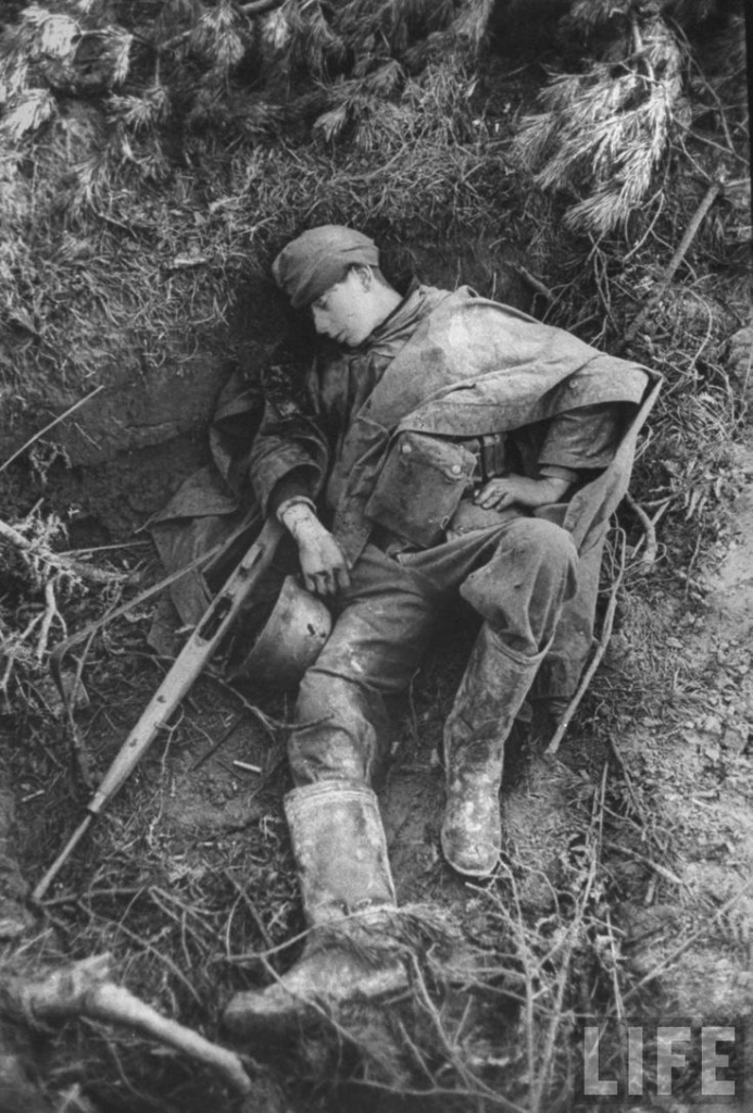 Soldat-Allemand-tue-par-soldat-anglais-le-31-decembre-1944-693x1024 Des mises en scène macabres pour la propagande