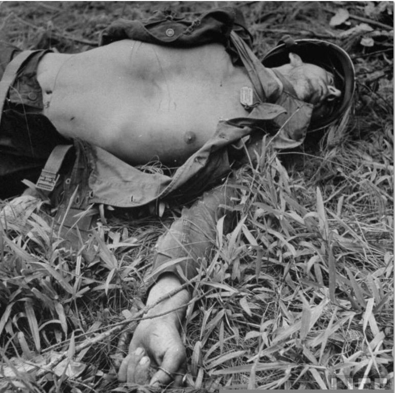 Soldat-americain-a-ete-tue-par-un-Japonais-bataille-buna-gona-sanananda-chemise-ouverte Des mises en scène macabres pour la propagande