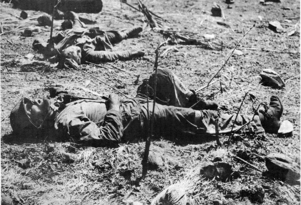 Soldat-americain-tue-par-un-sniper-japonais-apres-avoir-poignarde-a-mort-le-soldat-japonais-en-arriere-plan-il-a-encore-son-poignard-en-main-1024x700 Des mises en scène macabres pour la propagande