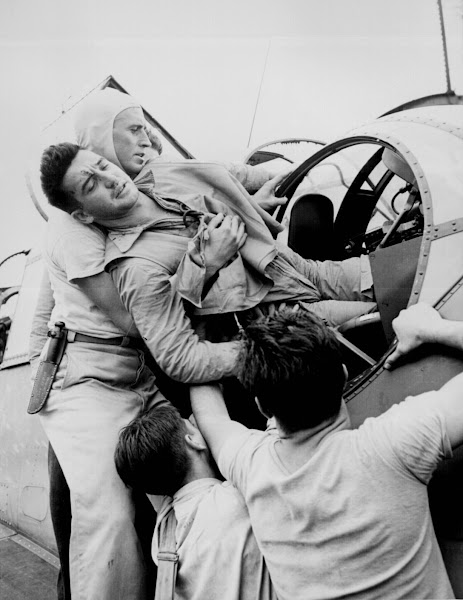 Trois-membres-dequipages-dun-Grumman-TBF-Avenger-blesses-lors-dun-combat-a-Raboul-en-1943 Trois membres d'équipages d'un Grumman TBF Avenger blessés lors d'un combat à Raboul en 1943