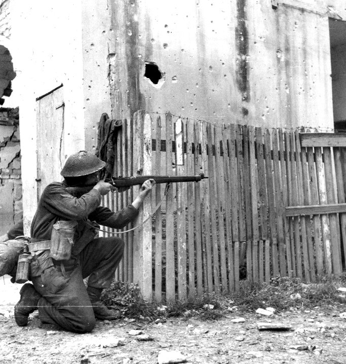 Un-soldat-du-Loyal-Edmonton-Regiment-Canada-tire-sur-une-position-allemande-dOrtona-en-decembre-1943 Un soldat du Loyal Edmonton Regiment Canada tire sur une position allemande d'Ortona en décembre 1943