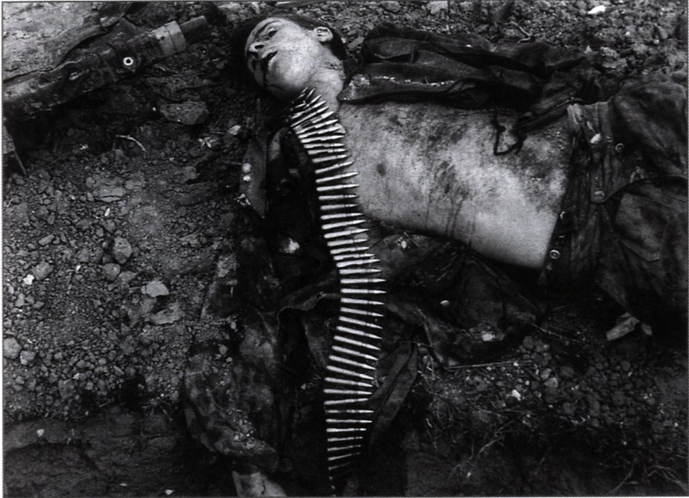 Waffen-SS-tue-a-Malon-en-Normandie-le-9-juillet-1944-chemise-ouverte Des mises en scène macabres pour la propagande
