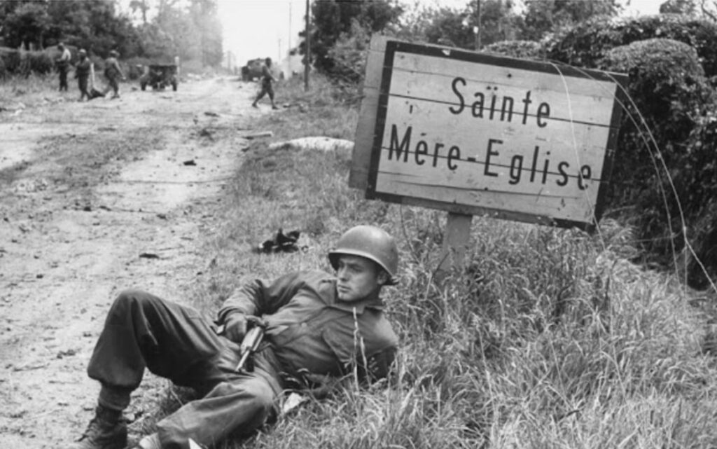 soldat-Elmer-Habbs-de-la-82e-division-aeroportee-originaire-du-Delaware-a-saute-sur-Sainte-Mere-Eglise-en-meme-temps-que-John-Ray-1024x641 Le Sergent Américain John Ray : Un destin, un homme à Sainte-Mère-Église, tué à l'âge de 21 ans