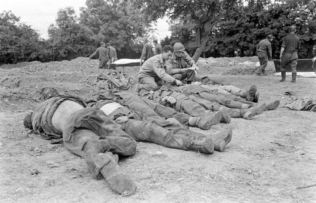 soldats-allemands-tues-dont-pret-a-etre-inhumes-au-cimetiere-dOrglandes-ce-6-juin-1944-1024x659 Le Sergent Américain John Ray : Un destin, un homme à Sainte-Mère-Église, tué à l'âge de 21 ans